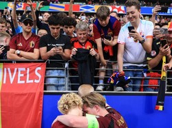 Momen Menyentuh Kevin De Bruyne Rangkul Anak-anaknya Usai Belgia Kalah