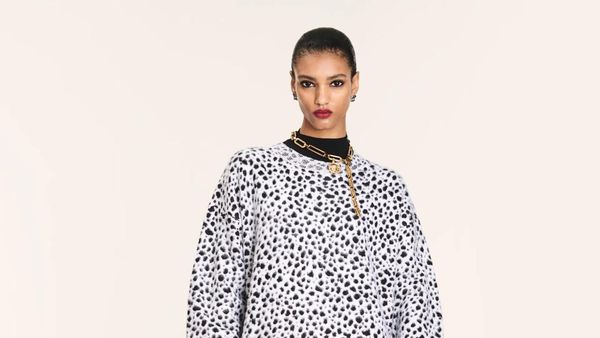 10 Koleksi Versace Resort 2025, Busana Eklektik untuk Anak Muda
