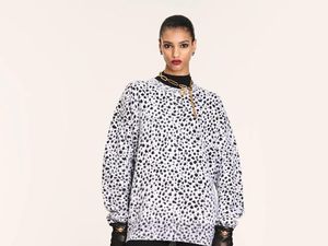 10 Koleksi Versace Resort 2025, Busana Eklektik untuk Anak Muda