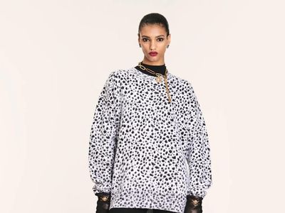 10 Koleksi Versace Resort 2025, Busana Eklektik untuk Anak Muda