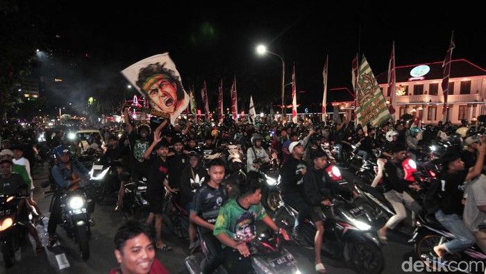 Konvoi massa Bonek di Jalan Gubernur Suryo, Surabaya jelang HUT ke-97 Persebaya. Konvoi massa Bonek di Jalan Gubernur Suryo, Surabaya jelang HUT ke-97 Persebaya.