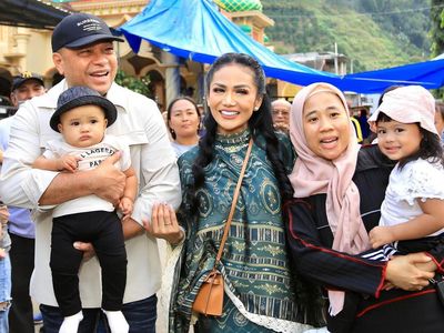 9 Potret Seru Kris Dayanti-Raul Lemos Momong Ameena dan Azura di Malang