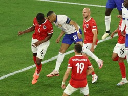 Pertandingan sempat terhenti di menit ke-86 karena Mbappe harus dapat perawatan. Hidungnya mengeluarkan darah setelah terbentur pundak Kevin Danso. (Foto: Getty Images/Lars Baron)