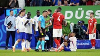 Mbappe sempat keluar lapangan, namun tiba-tiba kembali tanpa ada perintah dari wasit. Mbappe kemudian duduk di lapangan guna mengganggu serangan Austria. (Foto: PA Images via Getty Images/Nick Potts - PA Images)