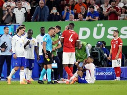 Mbappe sempat keluar lapangan, namun tiba-tiba kembali tanpa ada perintah dari wasit. Mbappe kemudian duduk di lapangan guna mengganggu serangan Austria. (Foto: PA Images via Getty Images/Nick Potts - PA Images)
