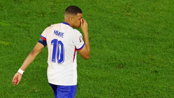 Soccer Football - Euro 2024 - Group D - Austria v France - Dusseldorf Arena, Dusseldorf, Germany - June 17, 2024 Frances Kylian Mbappe reacts after sustaining an injury REUTERS/Bernadett Szabo