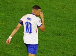 Fabregas ke Mbappe: Pakai Topeng Tak Akan Bisa Jadi Alasan Main Buruk