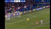 Namun, Mbappe kesulitan di laga itu. Pemain 25 tahun itu sempat membuang peluang emas, saat gagal memasukkan bola dalam situasi satu lawan satu dengan kiper Austria. (Foto: Twitter @TrollFootball)