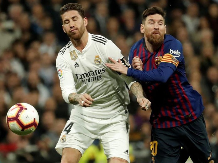 MADRID, SPAIN - MARCH 02: Lionel Messi (R) of Barcelona in action against Sergio Ramos (L) of Real Madrid during the La Liga week 26 soccer match between Real Madrid and Barcelona at Santiago Bernabeu Stadium in Madrid, Spain on March 02, 2019.
 (Photo by Burak Akbulut/Anadolu Agency/Getty Images)