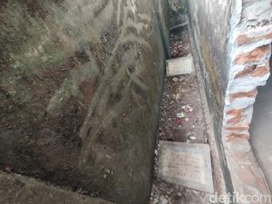 Nasib Miris 2 Makam Pejuang yang Ditemukan Terhimpit Bangunan di Jember Nasib Miris 2 Makam Pejuang yang Ditemukan Terhimpit Bangunan di Jember