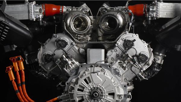 Penuh Urat, Ini Wujud Mesin Hybrid V8 Twin-Turbo Lamborghini yang Super Gahar