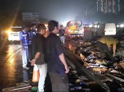 Mobil Boks Melintang di Tol Jagorawi gegara Pecah Ban, Tak Ada Korban