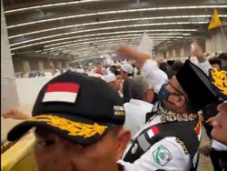 Momen Menag Yaqut Lempar Jumrah Tengah Malam