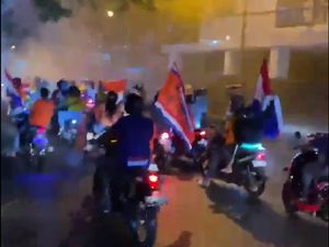 Euforia Warga Indonesia, Pawai Ikut Rayakan Kemenangan Timnas Pusat Euforia Warga Indonesia, Pawai Ikut Rayakan Kemenangan Timnas Pusat