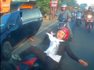Penumpang Sembarangan Buka Pintu Mobil, Pemotor Wanita Jadi Korbannya Penumpang Sembarangan Buka Pintu Mobil, Pemotor Wanita Jadi Korbannya