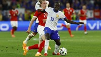 Salah satu momen heroiknya datang jelang babak kedua berakhir. Kante berlari cepat dari tengah dan bisa memotong serangan balik Austria, yang bisa saja berujung gol. (Foto: Piroschka Van De Wouw/REUTERS)