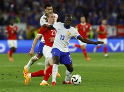 Salah satu momen heroiknya datang jelang babak kedua berakhir. Kante berlari cepat dari tengah dan bisa memotong serangan balik Austria, yang bisa saja berujung gol. (Foto: Piroschka Van De Wouw/REUTERS)