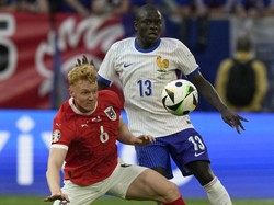 Bertanding di Dusseldorf Arena, Selasa (18/6) dini hari WIB, Kante menjadi gelandang perusak permainan lawan. (Foto: Frank Augstein/AP)