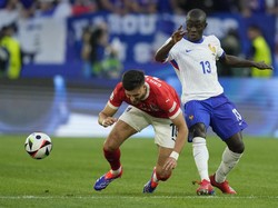 NGolo Kante masih menjadi andalan Timnas Prancis di Euro 2024. Gelandang 33 tahun itu dibawa pelatih Didier Deschamps ke Jerman. (Foto: Andreea Alexandru/AP)