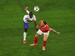 Menurut catatan UEFA, Kante menjelajah sebanyak 11,7 kilometer di lapangan. Pemain Al Ittihad itu juga membuat 92 persen umpan sukses dan mampu berlari dengan kecepatan 34,5 km/jam dalam 90 menit permainan. (Foto: Lars Baron/Getty Images)
