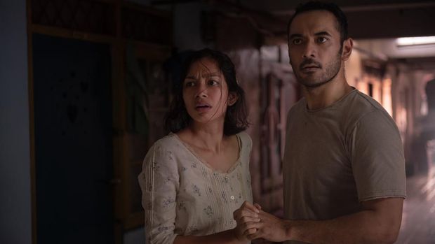 Nightmares & Daydreams Old House. (L to R) Faradina Mufti as Rara, Ario Bayu  as Panji in Nightmares & Daydreams Old House. Cr. Courtesy of Netflix © 2024