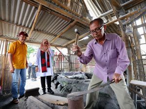 Pandai Besi di Banyuwangi Tetap Bertahan di Tengah Gempuran Produk Pabrikan Pandai Besi di Banyuwangi Tetap Bertahan di Tengah Gempuran Produk Pabrikan