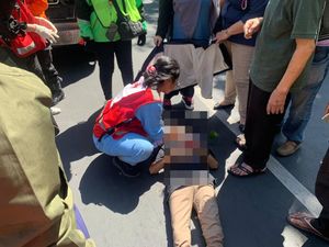 Pejalan Kaki Tewas Usai Ditabrak Motor di Jalan Sulawesi Surabaya Pejalan Kaki Tewas Usai Ditabrak Motor di Jalan Sulawesi Surabaya