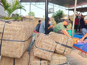 Ramah Lingkungan, Warga Klaten Distribusikan Daging Kurban Pakai Besek