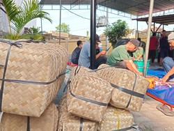 Ramah Lingkungan, Warga Klaten Distribusikan Daging Kurban Pakai Besek