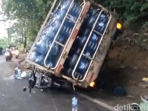 Pemotor Tewas Usai Salip Truk Pengangkut Galon AMDK di Sukabumi