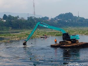 Pemprov Jabar Masih Berjibaku Bersihkan Pulau Sampah di Citarum Pemprov Jabar Masih Berjibaku Bersihkan Pulau Sampah di Citarum