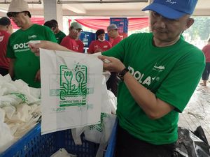 Daging Kurban di Istiqlal Dibagi Pakai Kantong Plastik Berbahan Ubi-Bambu