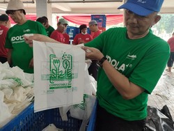 Daging Kurban di Istiqlal Dibagi Pakai Kantong Plastik Berbahan Ubi-Bambu