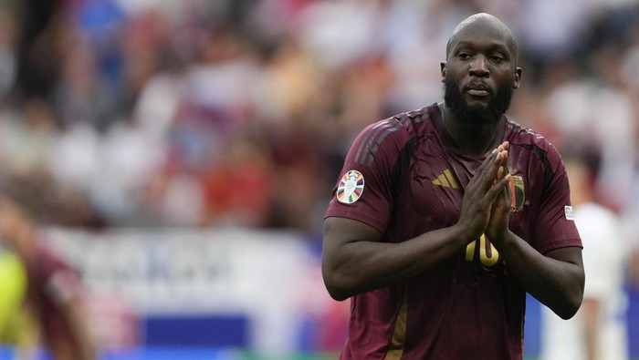 Belgiums Romelu Lukaku gestures on the pitch during a Group E match between Belgium and Slovakia at the Euro 2024 soccer tournament in Frankfurt, Germany, Monday, June 17, 2024. (AP Photo/Darko Vojinovic)