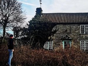 Penjelajah Temukan Rumah Terbengkalai dan Angker, Pas Masuk Langsung Sedih Penjelajah Temukan Rumah Terbengkalai dan Angker, Pas Masuk Langsung Sedih