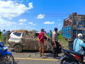 Mobil Terjun ke Sawah di Jalan Poros Bone-Sinjai, Sopir Menghilang
