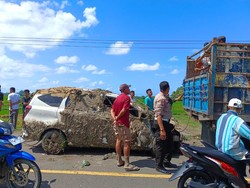 Mobil Terjun ke Sawah di Jalan Poros Bone-Sinjai, Sopir Menghilang