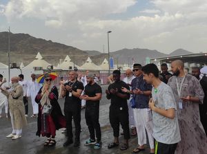 Semringah Jemaah Haji Saat Hujan Mengguyur Makkah