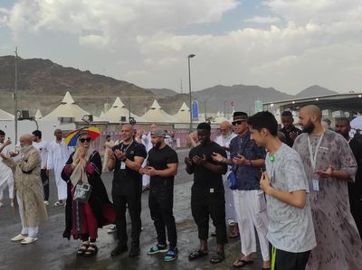 Semringah Jemaah Haji Saat Hujan Mengguyur Makkah