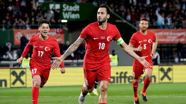 FILE PHOTO: Soccer Football - International Friendly - Austria v Turkey - Ernst Happel Stadion, Vienna, Austria - March 26, 2024 Turkey's Hakan Calhanoglu celebrates scoring their first goal REUTERS/Leonhard Foeger/File Photo