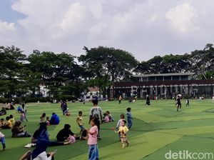 Rumput Sintetis Diperbaiki, Alun-alun Bandung Ditutup Sementara Rumput Sintetis Diperbaiki, Alun-alun Bandung Ditutup Sementara