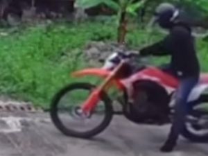Viral Pencurian Motor Trail di Depok, Pelaku Tinggalkan Gorengan di TKP Viral Pencurian Motor Trail di Depok, Pelaku Tinggalkan Gorengan di TKP