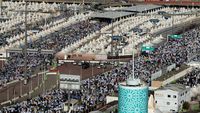 Tumpah Ruah Jemaah Haji Saat Ritual Lempar Jumrah