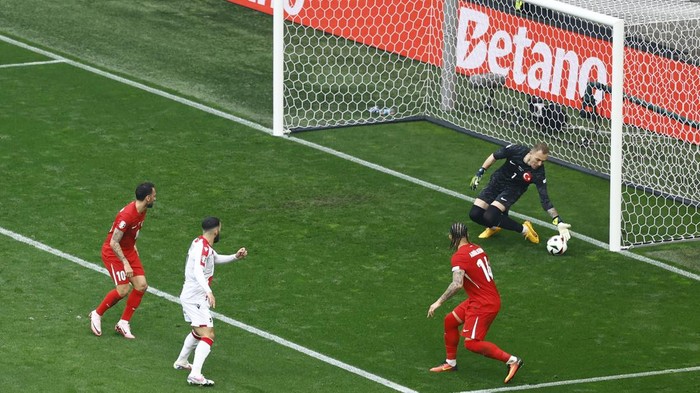 Soccer Football - Euro 2024 - Group F - Turkey v Georgia - Dortmund BVB Stadion, Dortmund, Germany - June 18, 2024 Turkeys Mert Gunok makes a save REUTERS/Leon Kuegeler