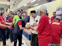Semringahnya Penerima Daging Kurban di Masjid Raya Bandung