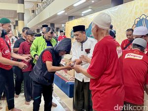 Semringahnya Penerima Daging Kurban di Masjid Raya Bandung Semringahnya Penerima Daging Kurban di Masjid Raya Bandung