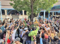 Serunya Grebeg Besar Keraton Solo, Gunungan Ludes Hitungan Menit