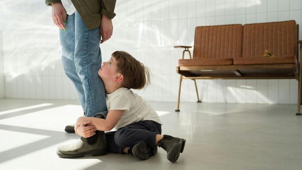 Helicopter parenting membuat anak kesulitan mengelola emosi.