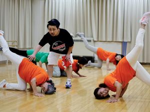 Aksi Nenek-nenek di Jepang Semangat Ikut Kelas Breakdance Aksi Nenek-nenek di Jepang Semangat Ikut Kelas Breakdance