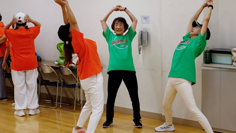 Tim ini merupakan gagasan Reiko Maruyama, 71, seorang pejabat terpilih di daerah Edogawa Tokyo yang berupaya memberikan energi kepada masyarakat melalui olahraga.  